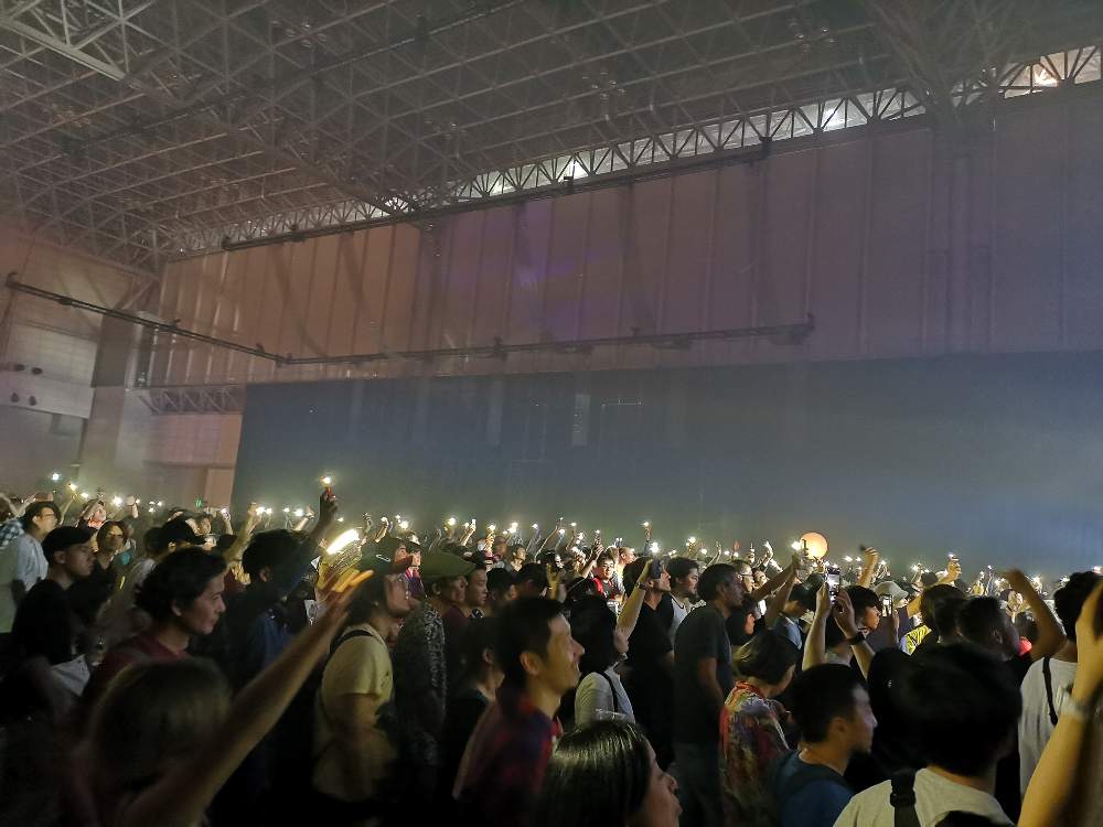 観客にスマートフォンの照明を掲げさせる演出がありました。