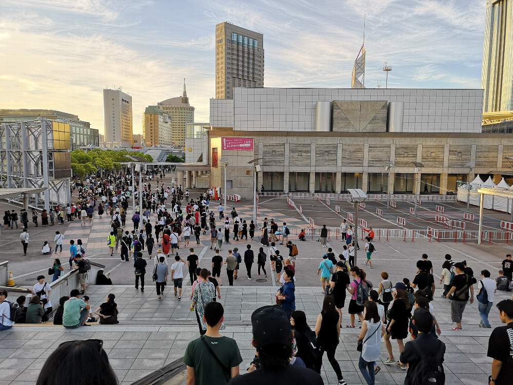 午前5時50分ごろ。JR海浜幕張駅の始発電車は出ています。