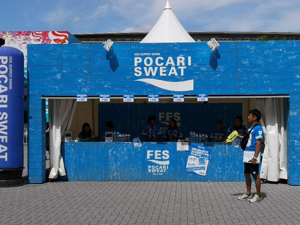 マリンステージの入場ゲート近くにあるポカリスエット。スタッフの日焼けが凄い。
