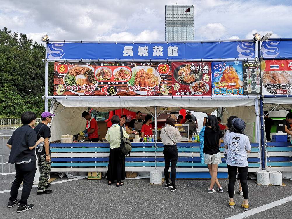 ここからマリンステージの周囲の飲食店。長城菜館。