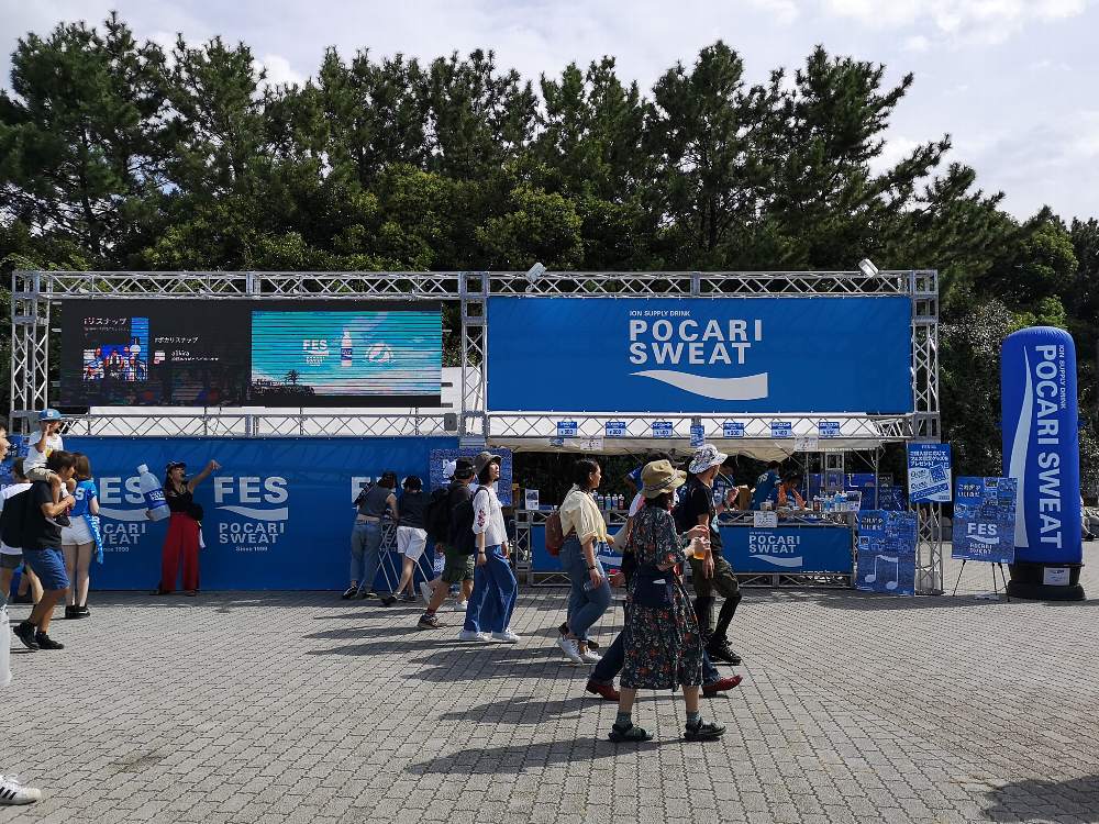 液晶パネルが付いており、独自の映像を発信しています。