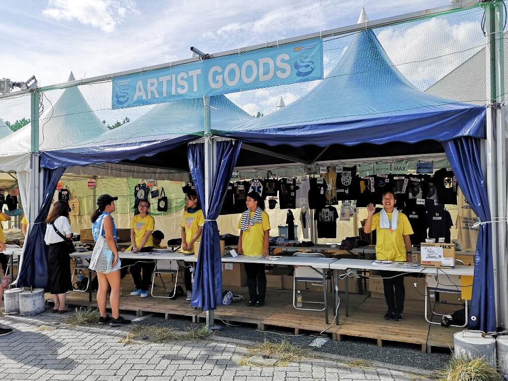アーティストグッズ売り場。