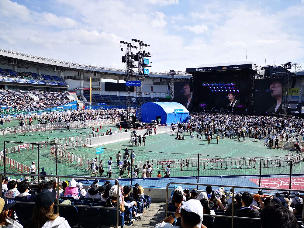 昼の邦楽では、マリンステージでも客は前方で収まります。