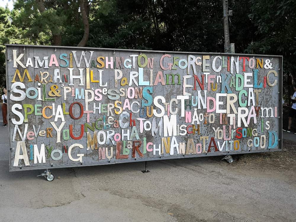 ビーチステージ出演者をランダムに並べた板。