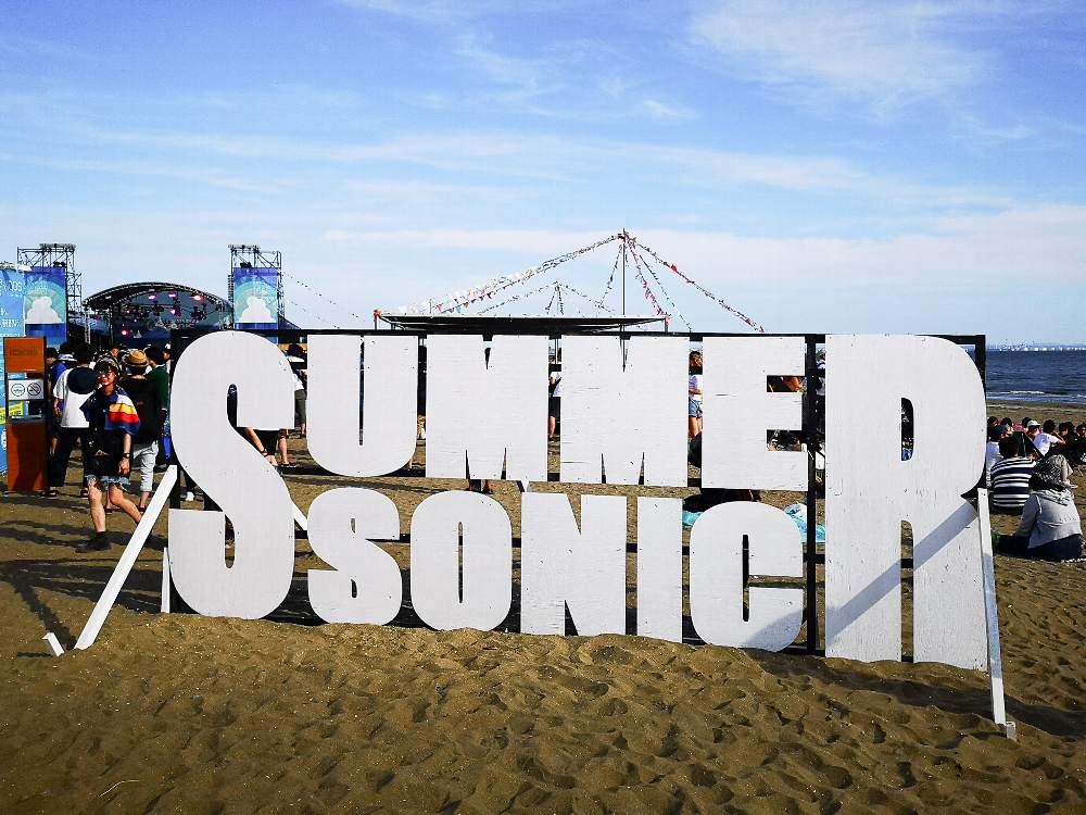 撮影を想定したとみられる造形物。