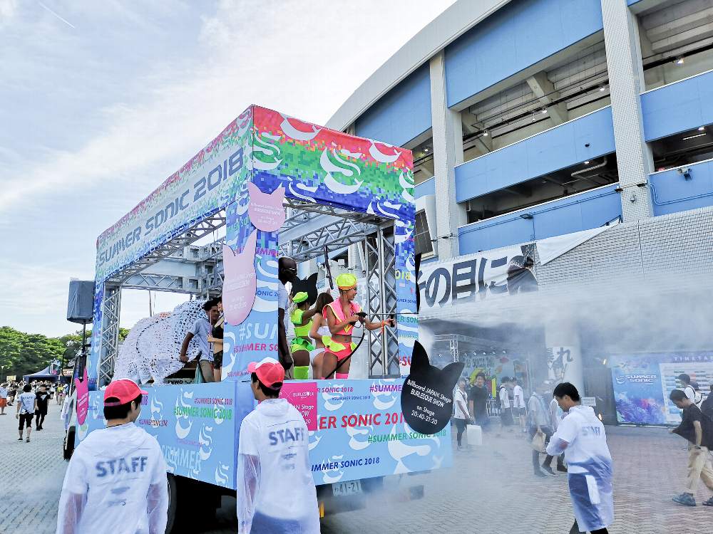 暑さ対策を兼ねた霧の噴射。