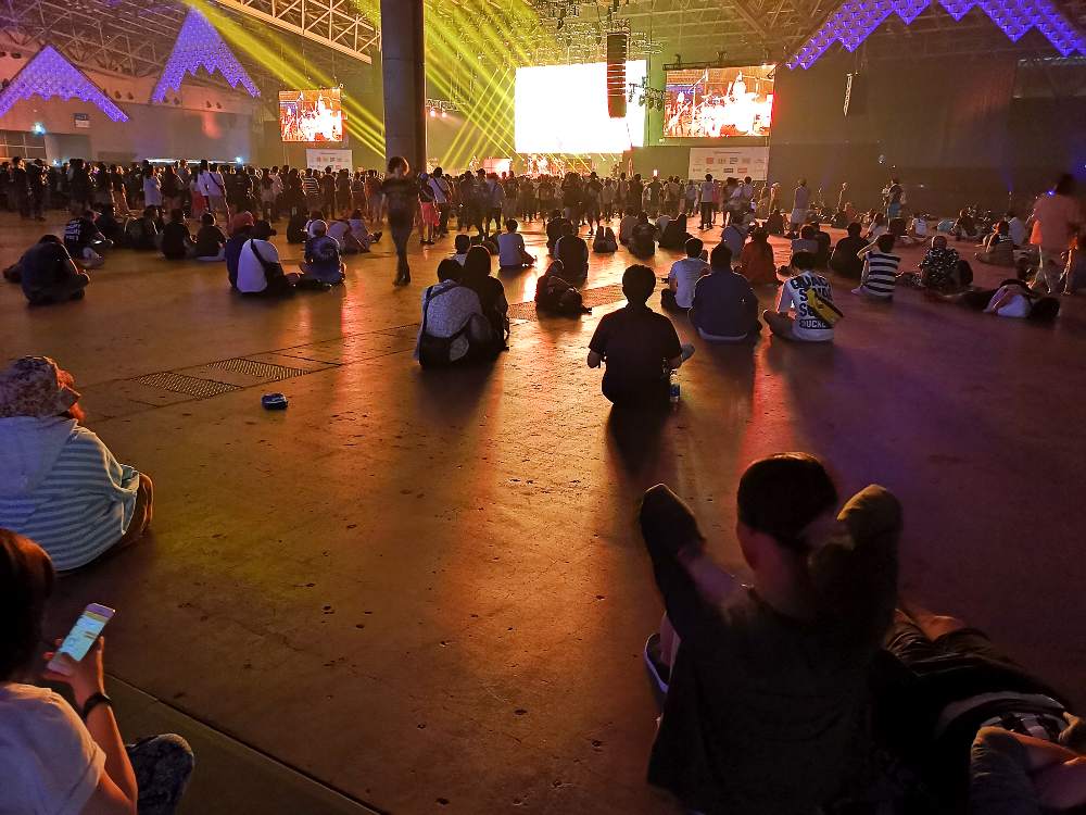 後方は座って見ることもできますが、後方まで立ち見のこともあります。