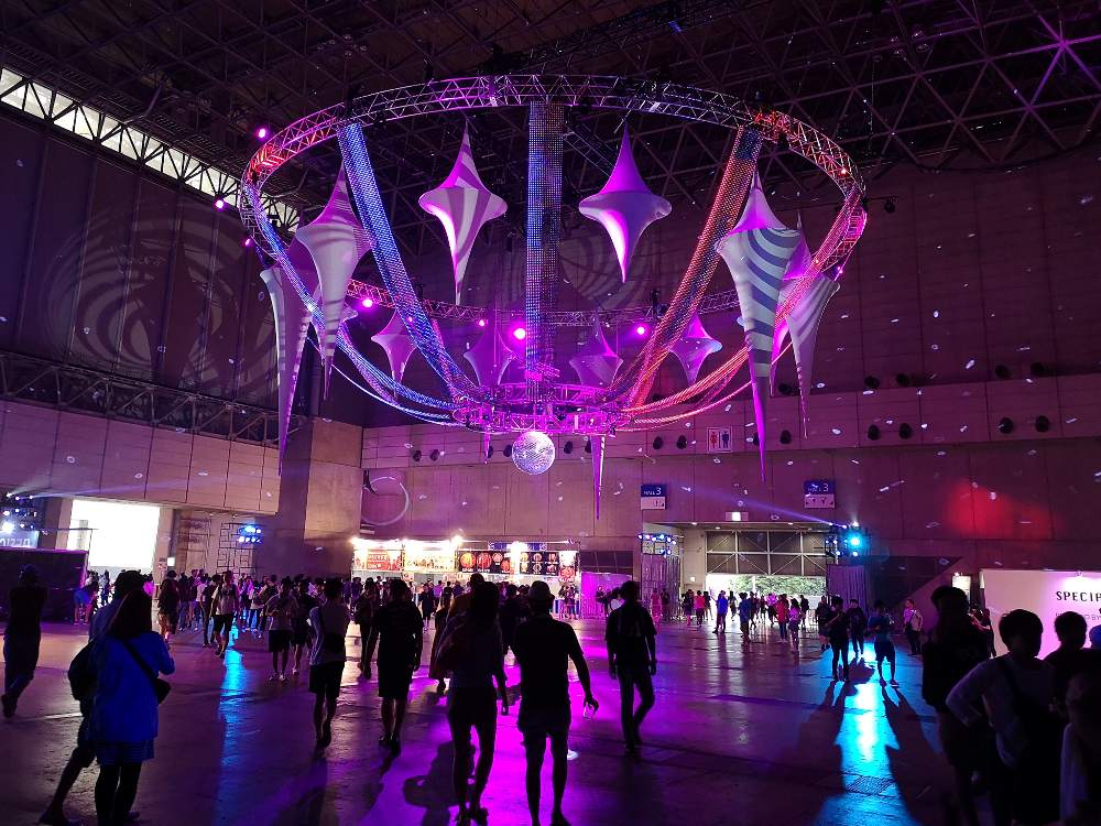 幕張メッセの天井の装飾。