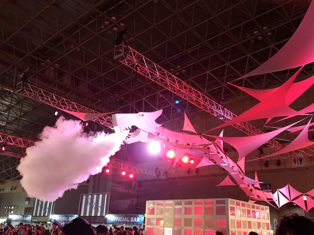 幕張メッセの造形物。ソニックマニアの時にはなかったスモークを噴射しています。