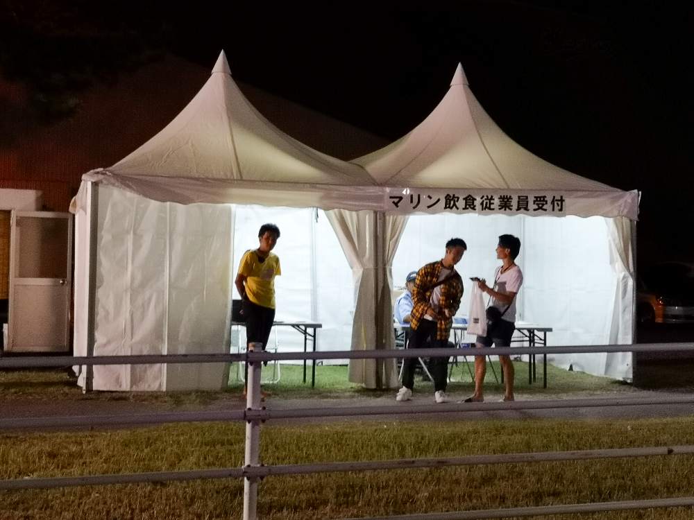 マリンステージエリアの飲食店従業員受け付け。