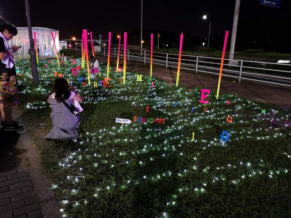 特定の位置から映すと文字が並ぶアート。