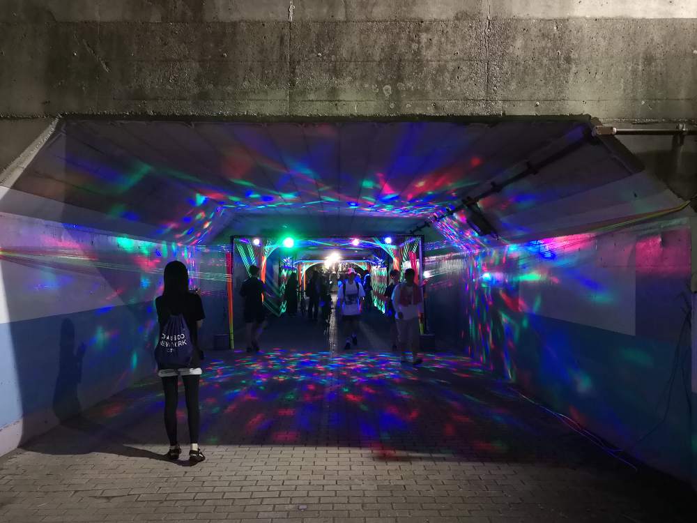 地下通路もアート化。