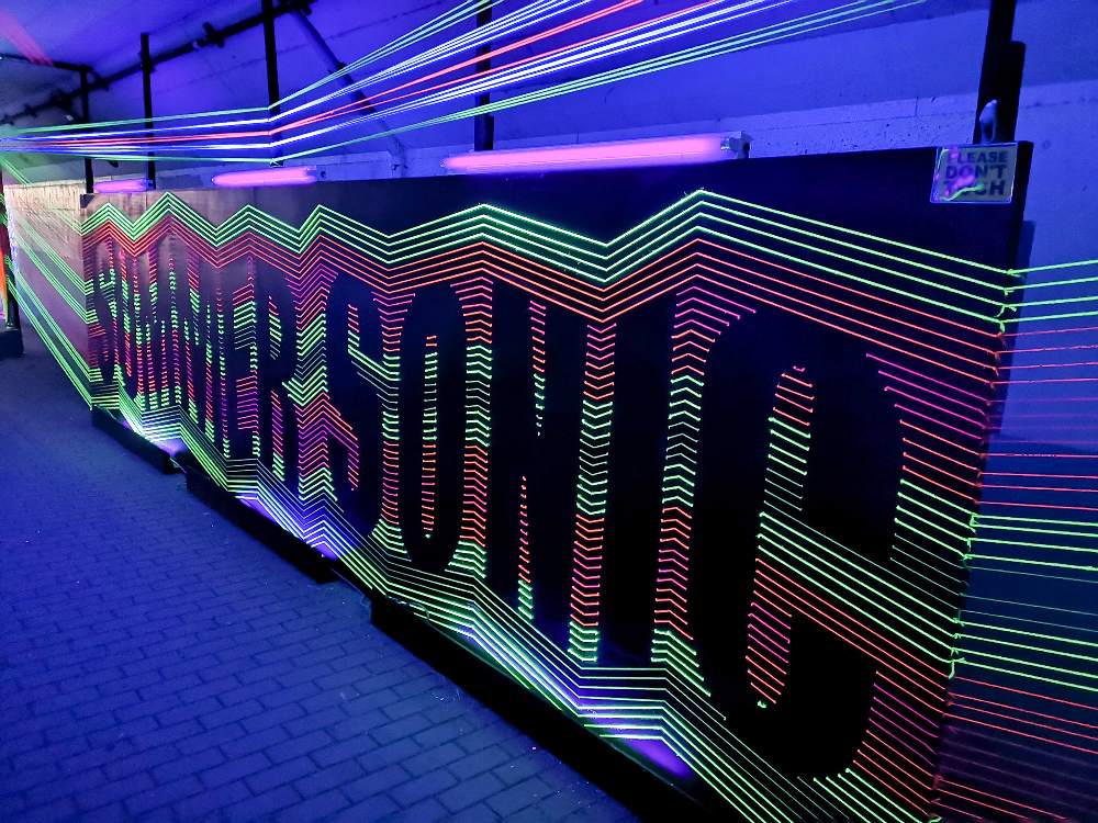 刺繍の要領で文字を描出。