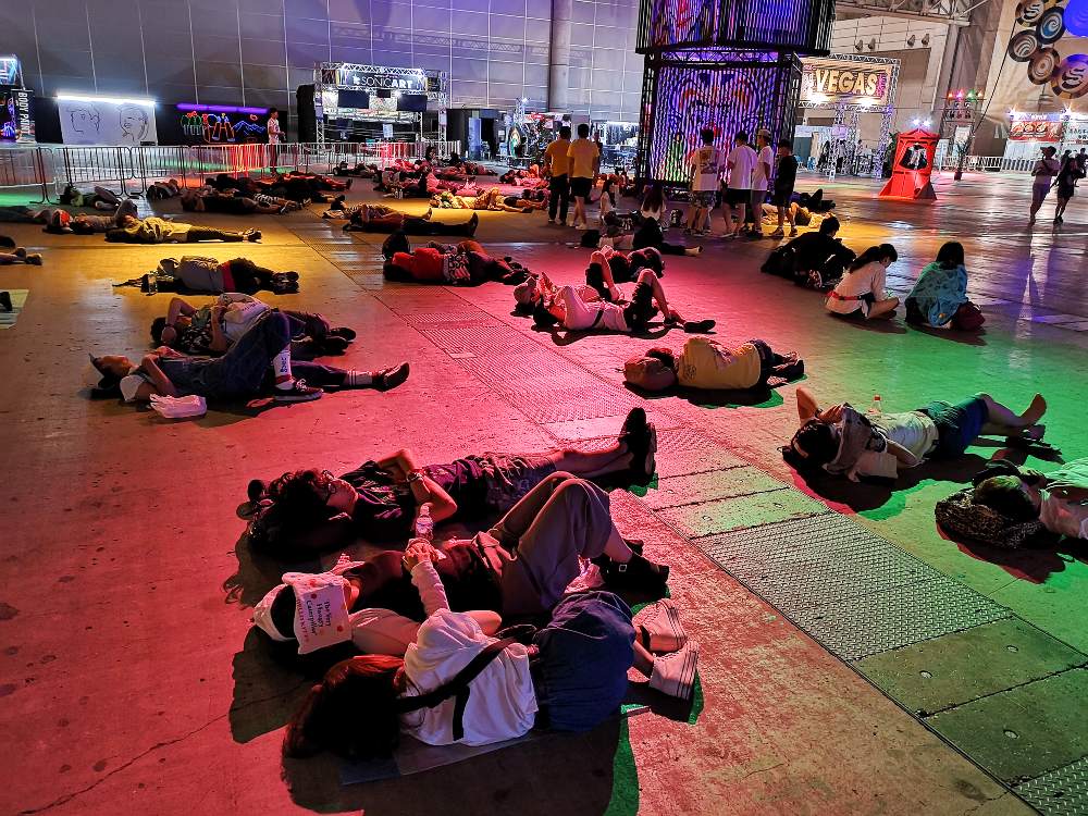 同じ方向に並んで寝る人。