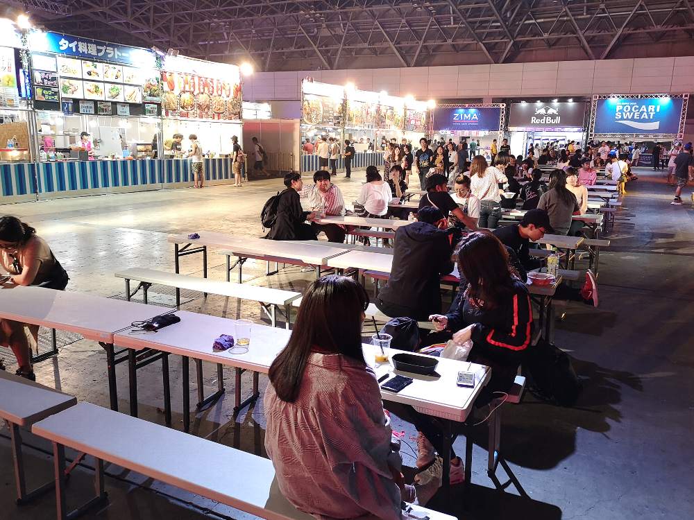 飲食用のテーブル。