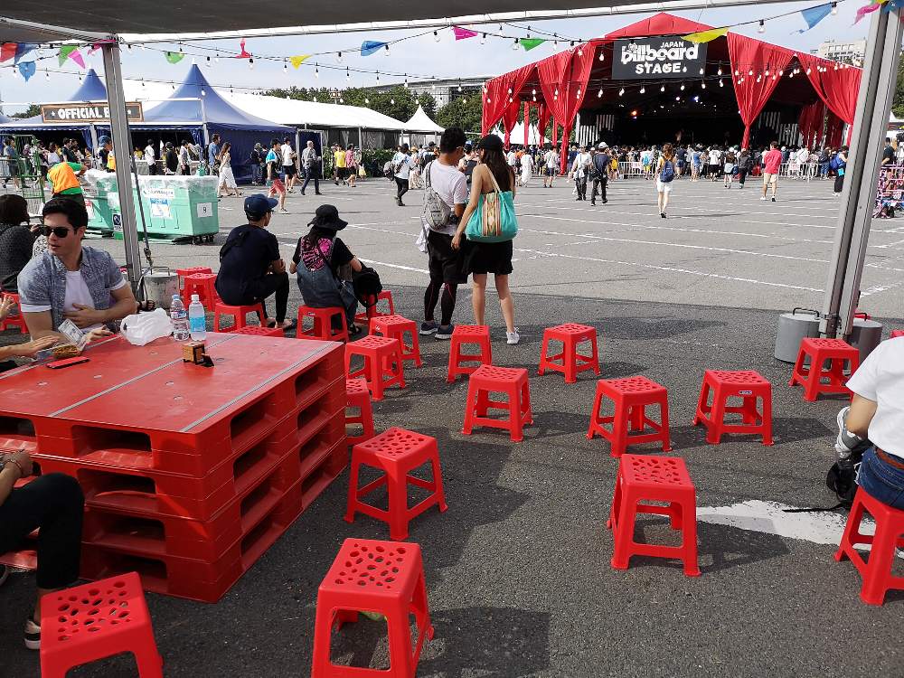 後方は色を合わせたテーブルといすがありました。