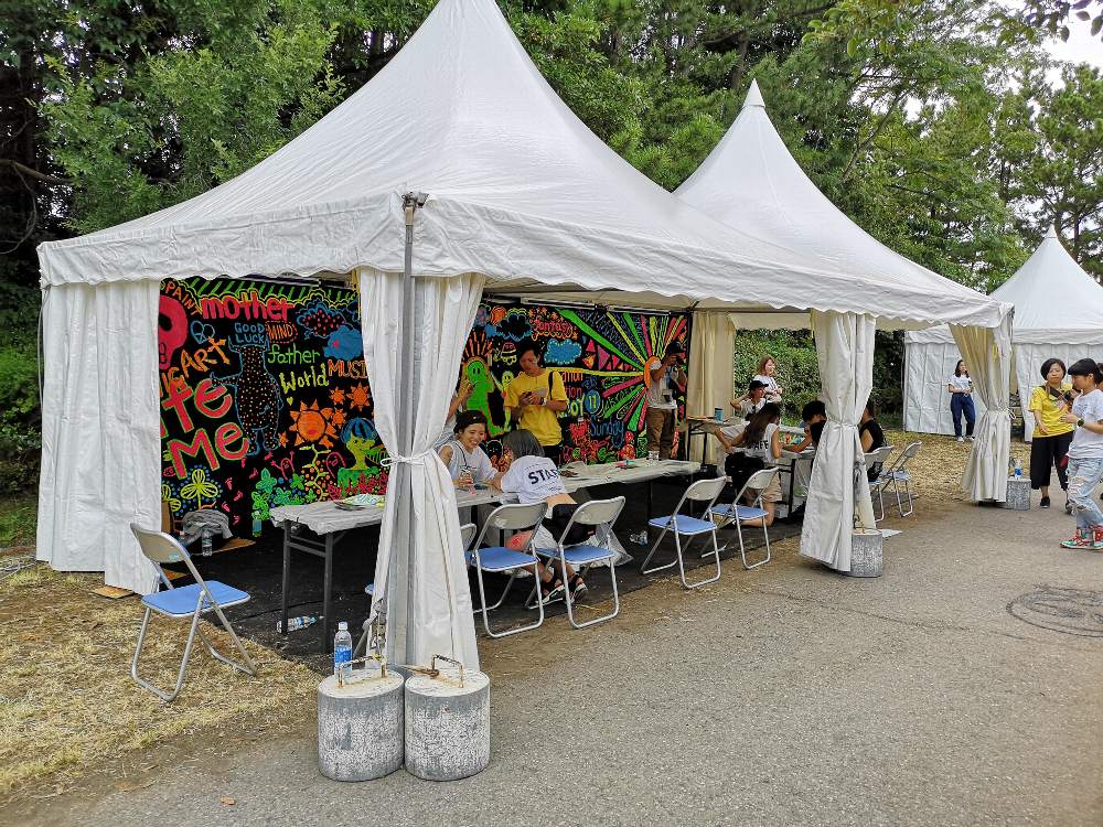 ボディーペイントのテント。