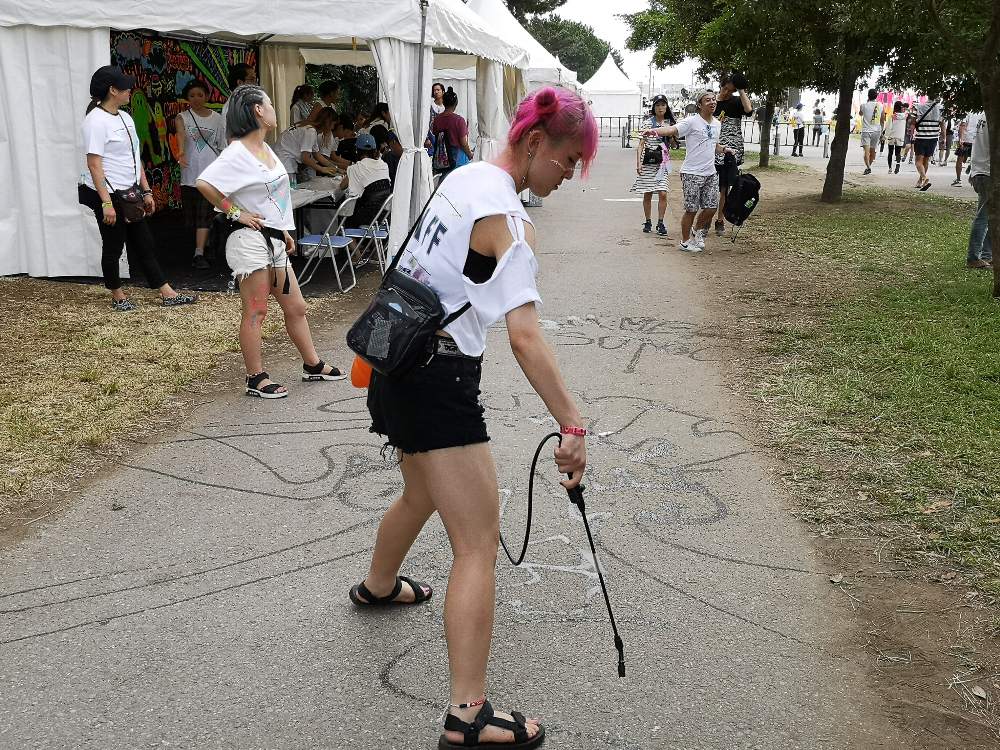 水で絵を描いています。