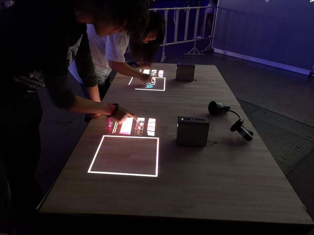 板の上に指で字や絵を描きます。