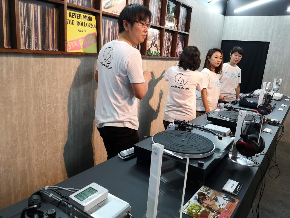 レコードプレイヤーの試聴コーナー。