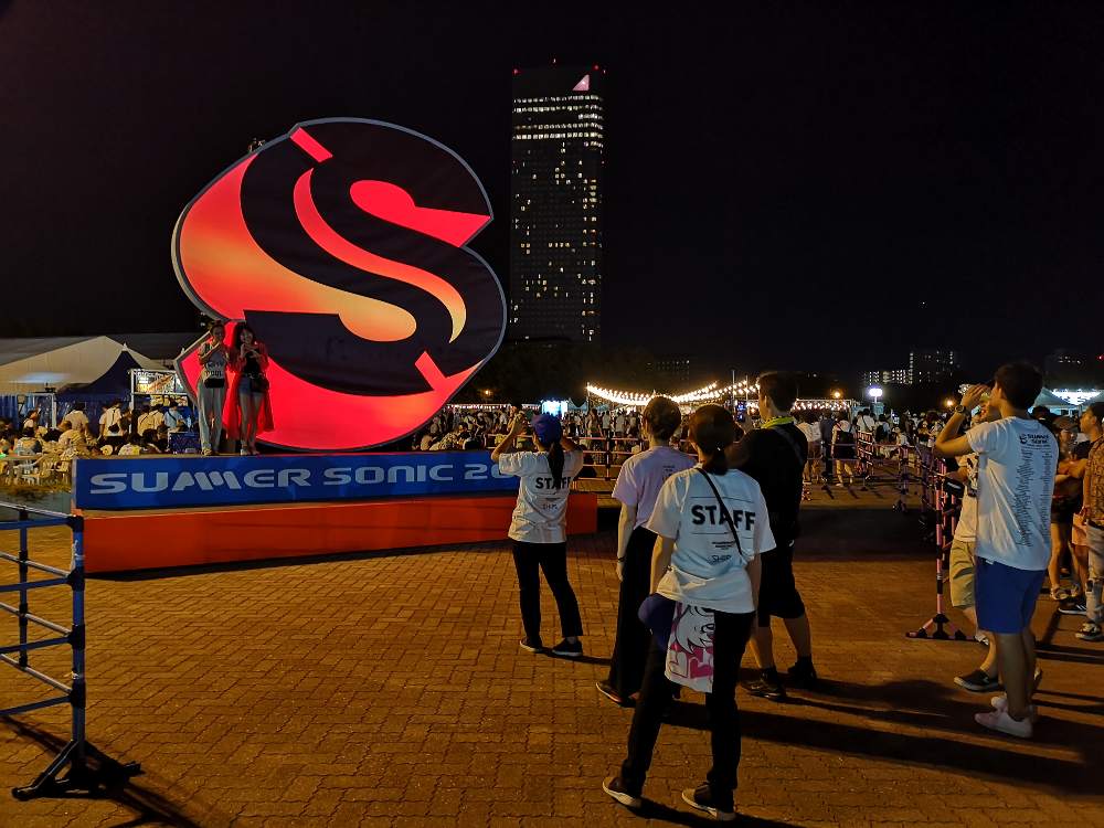 写真撮影用の大型造形物。夜は多色に光ります。