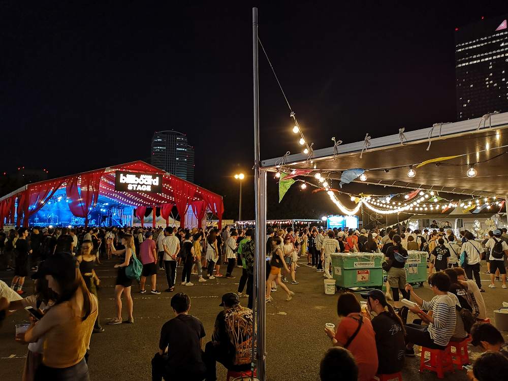 後方のDJエリア。このあたりの公式の名称は不明。