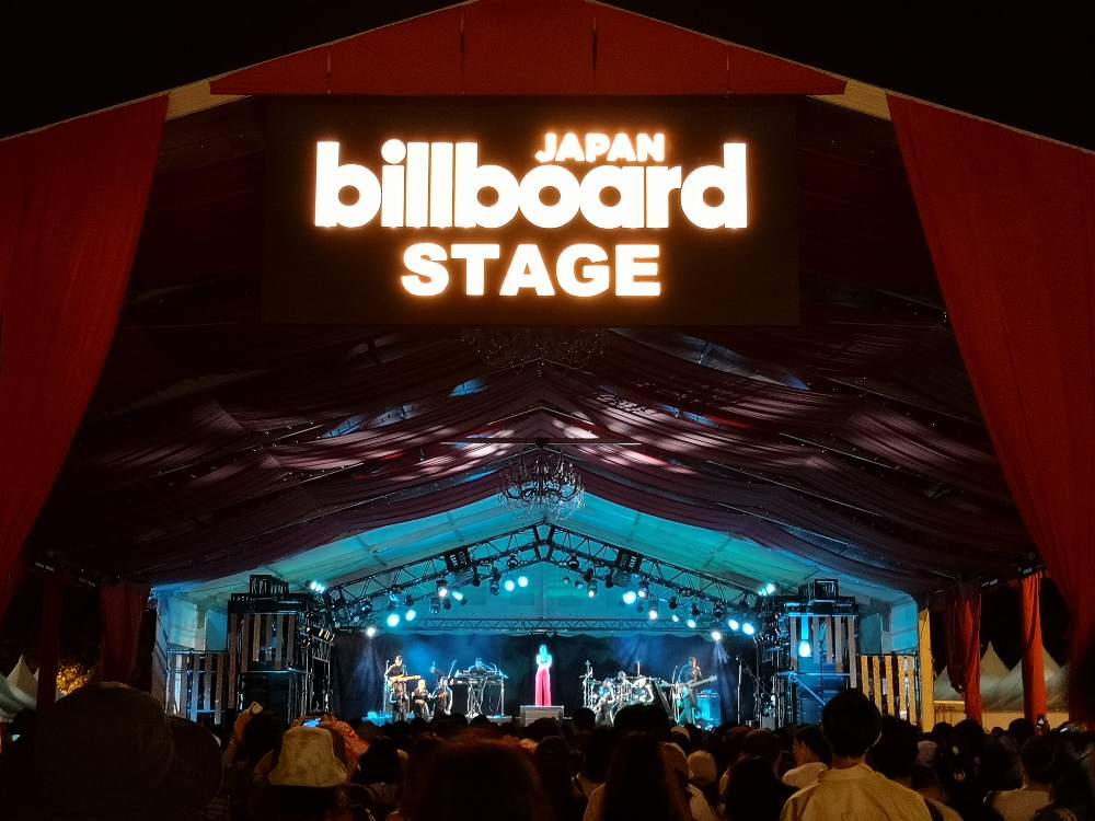 夜のビルボードジャパンステージ。