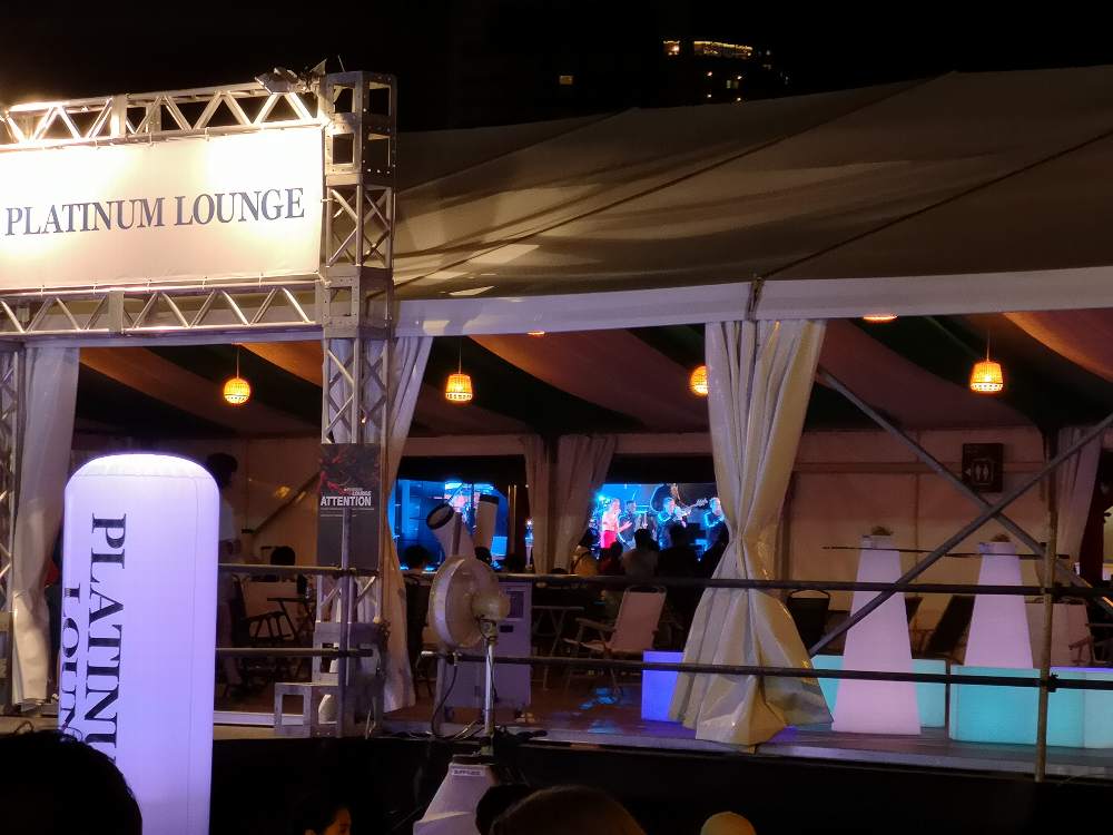 プラチナムラウンジ。冷風機が稼働しています。