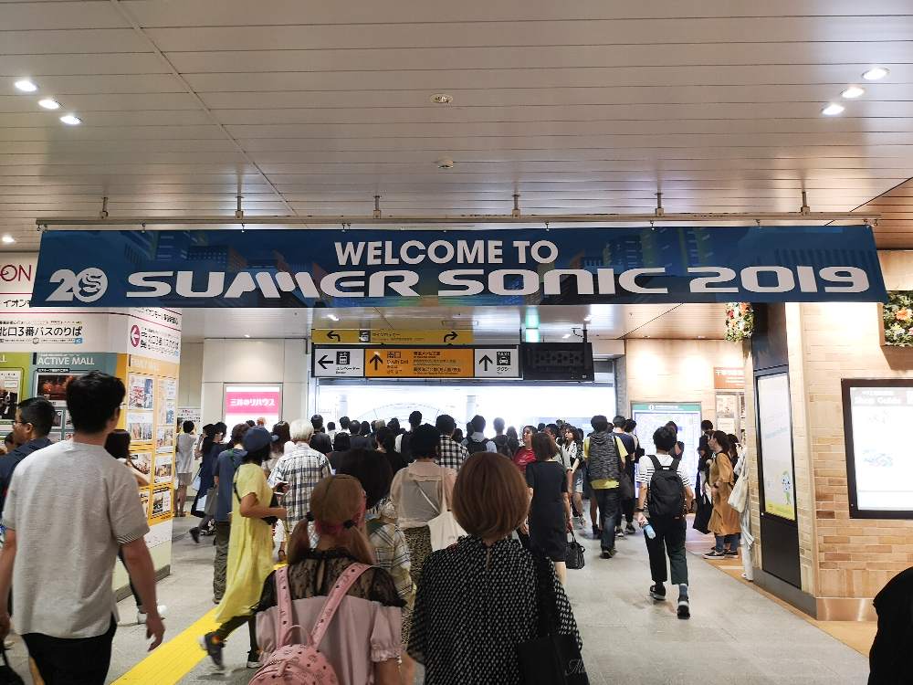 海浜幕張駅改札口。