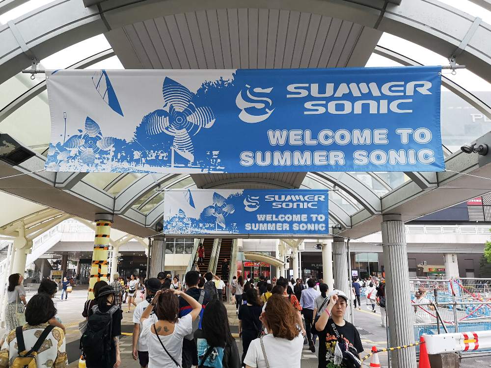 海浜幕張駅前。2015年以降同じ横断幕です。