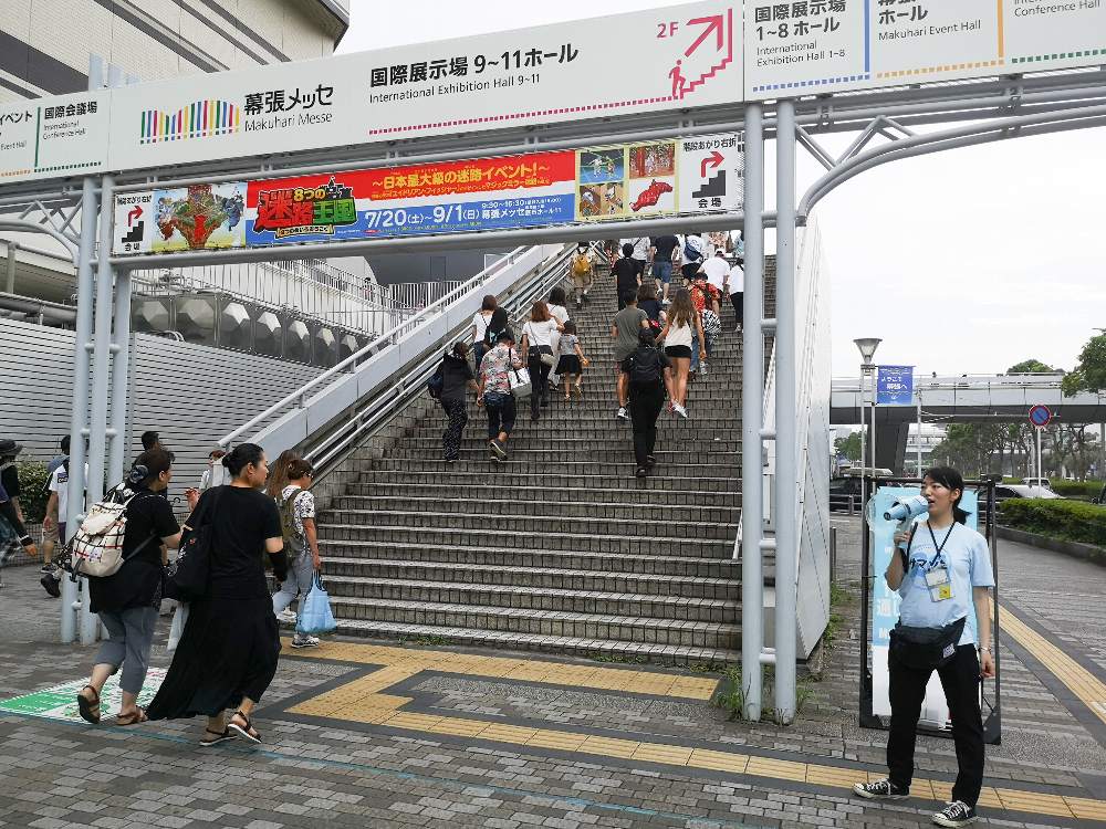 幕張メッセ行き階段。