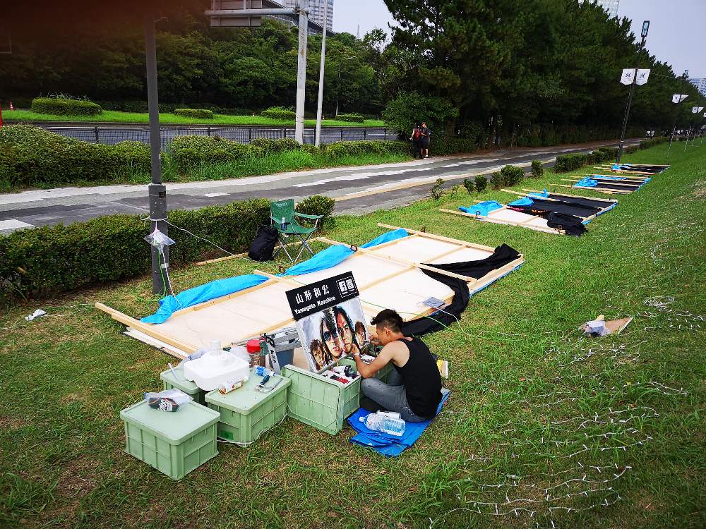 アーティストが2、3日かけてアートを創作します。