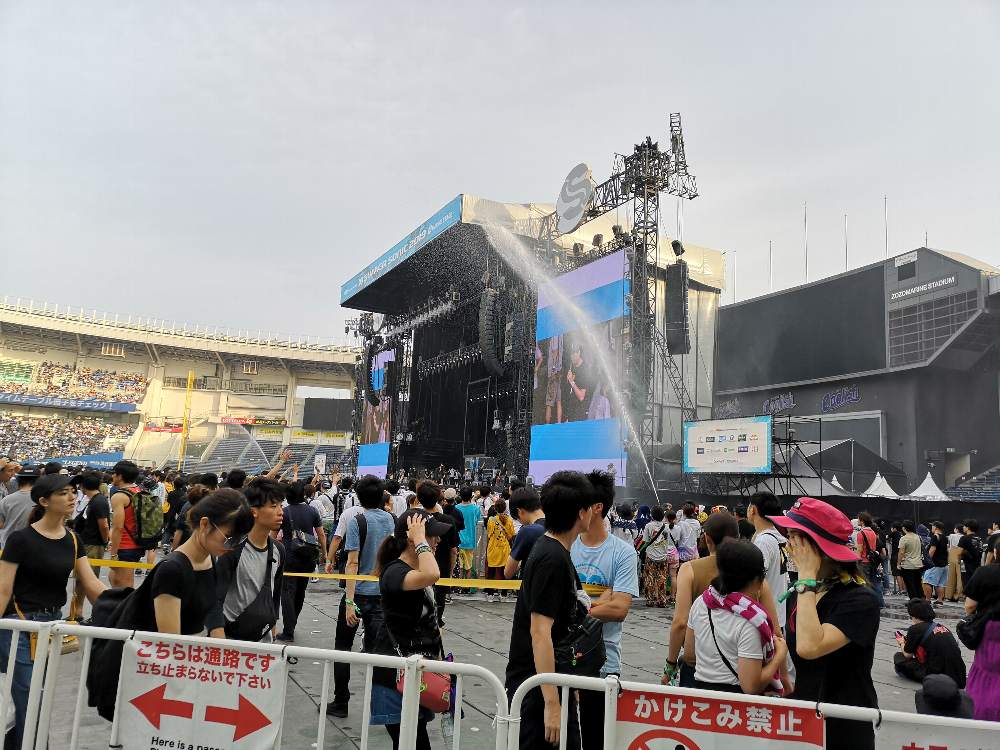 定期的に散水されます。