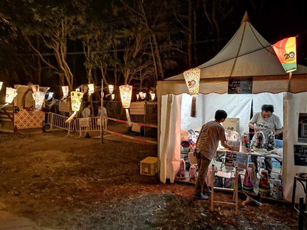 通路にある店は営業中。