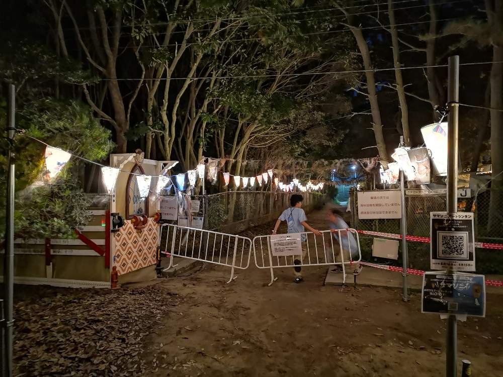 出口の通路も閉鎖。