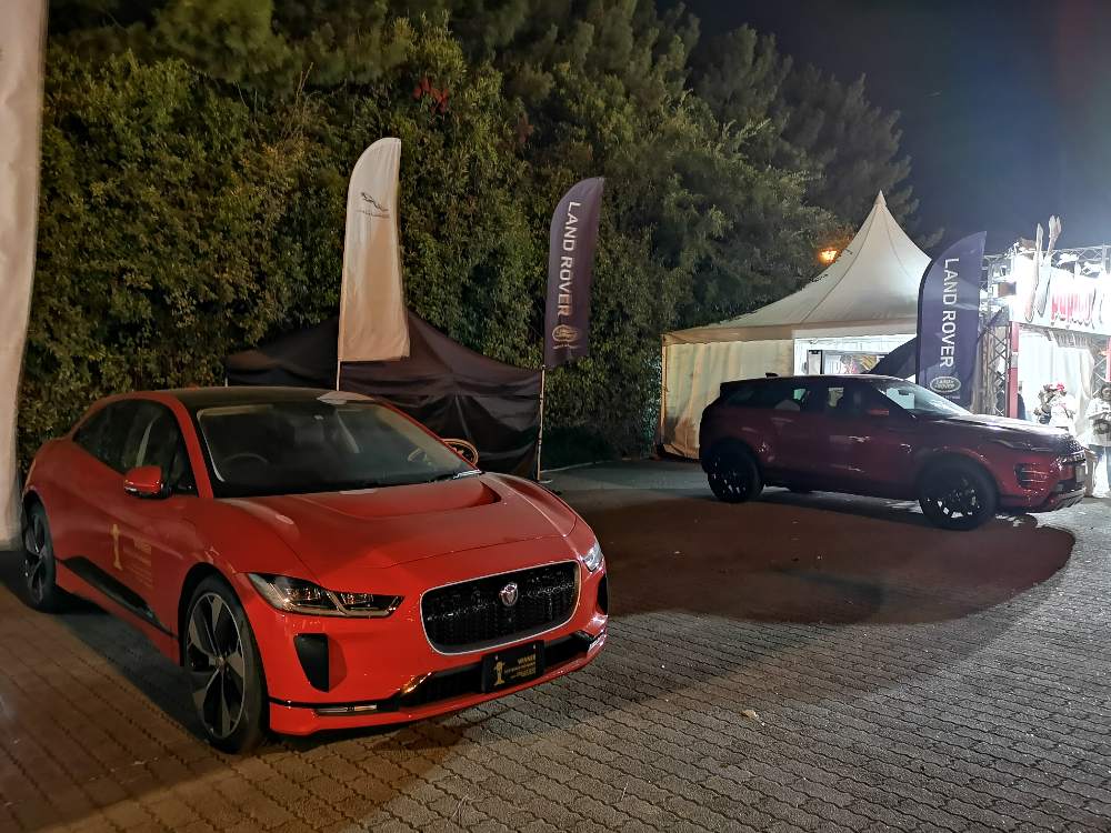 ランドローバーの実車展示。