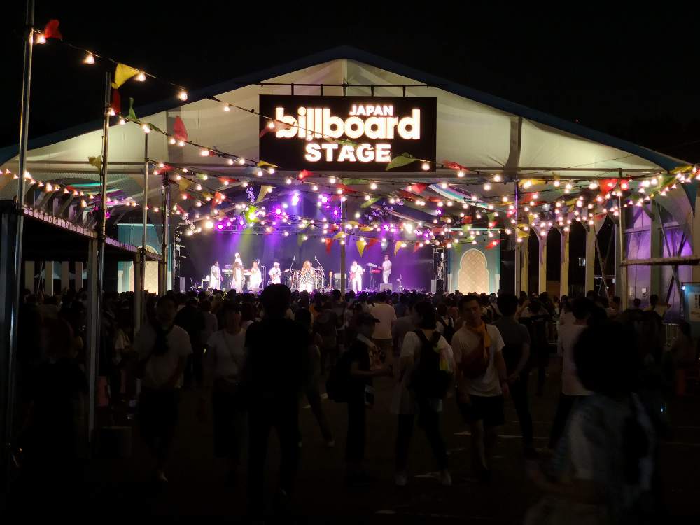 ビルボードステージ。夜は通常ステージ。