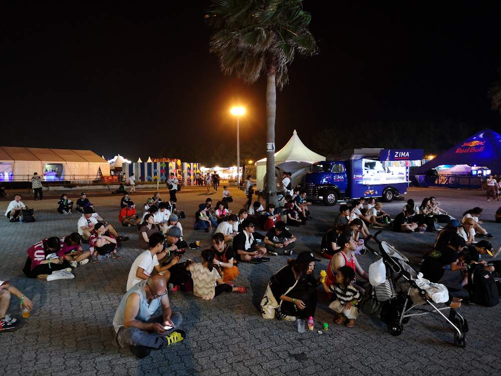 地面に座る人は夜に増えます。