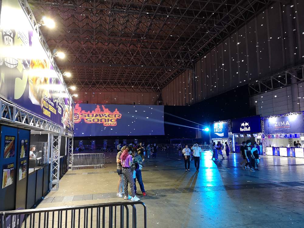 マウンテンステージ手前のカフェハバナ付近。