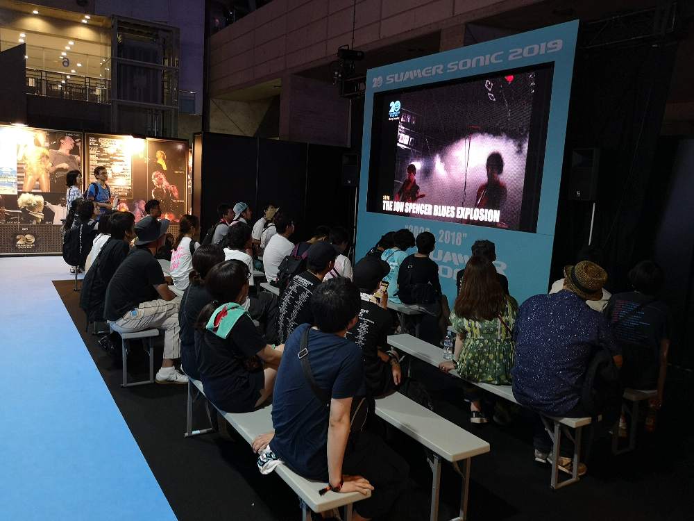 過去の映像の放映。