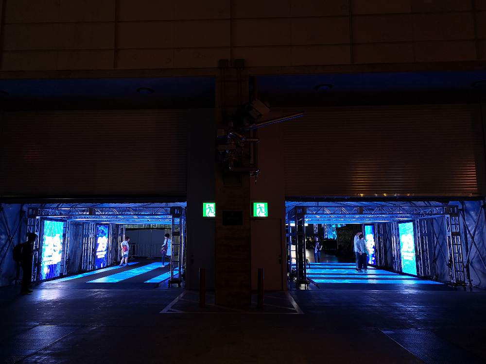 通路にも装飾。