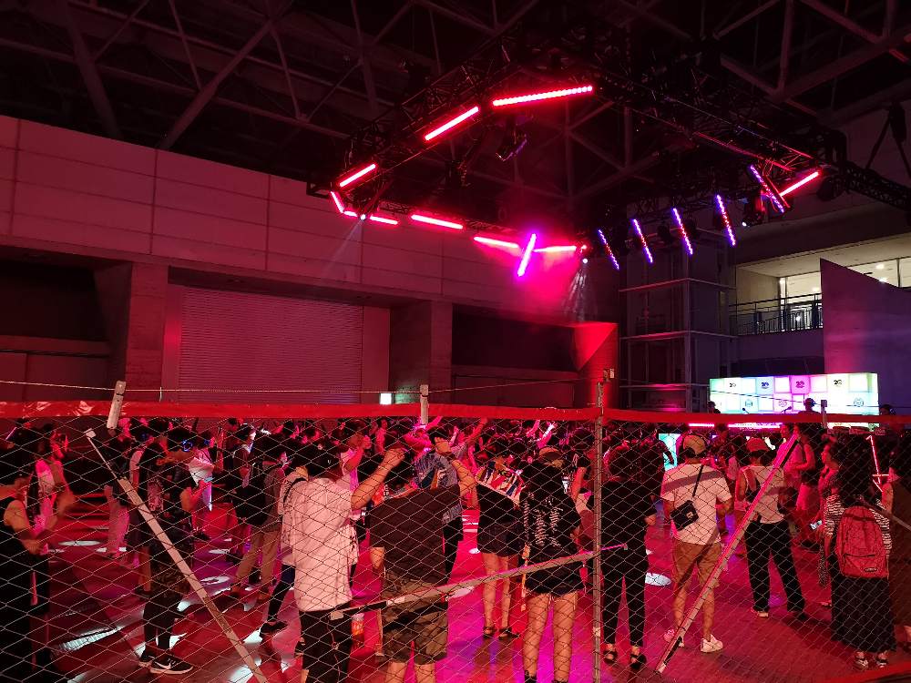 工事現場のような柵で囲まれていました。