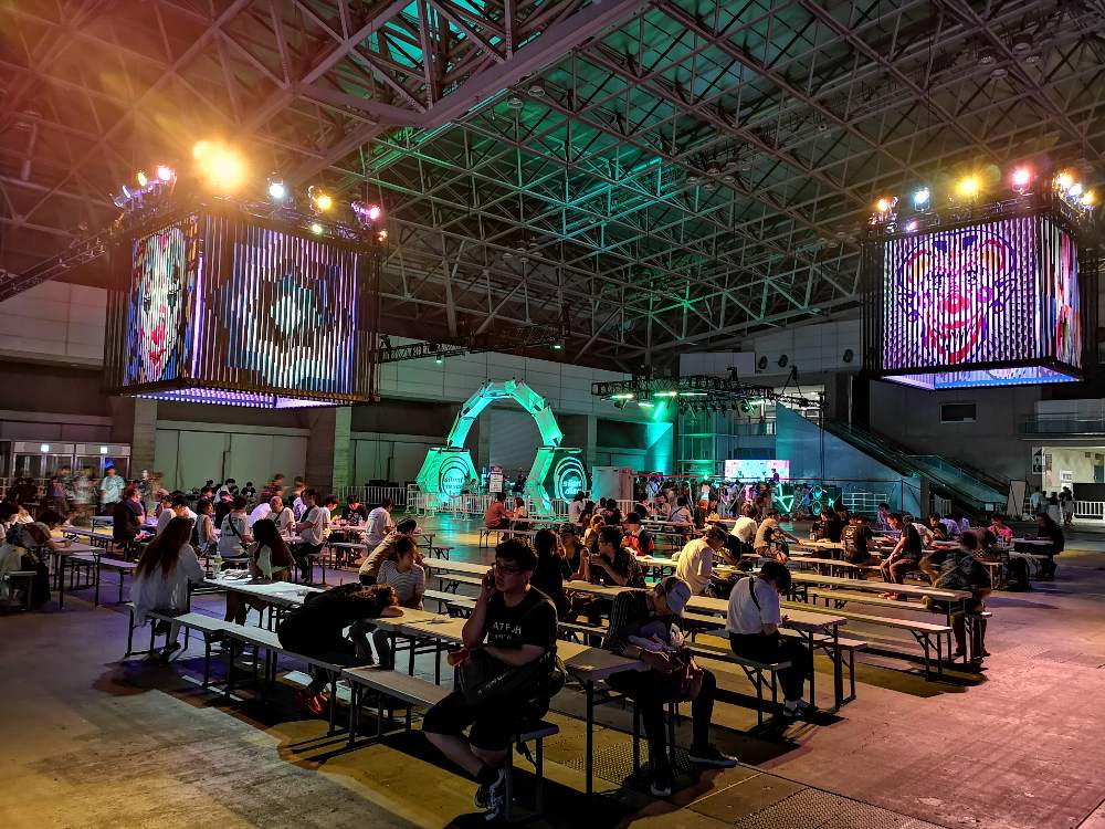 飲食店のない休憩所。