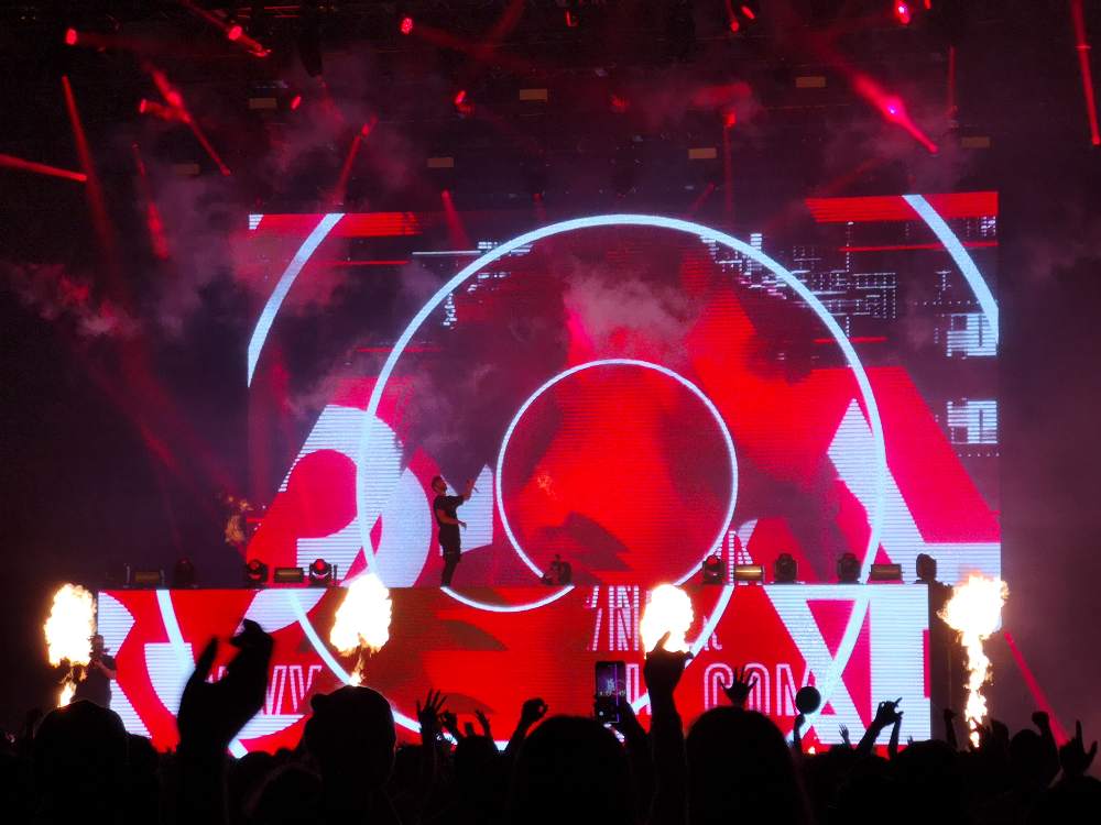 赤と白を基調にした演出。