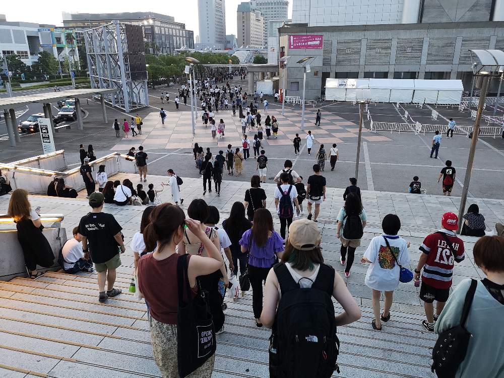 明け方、帰宅する人。