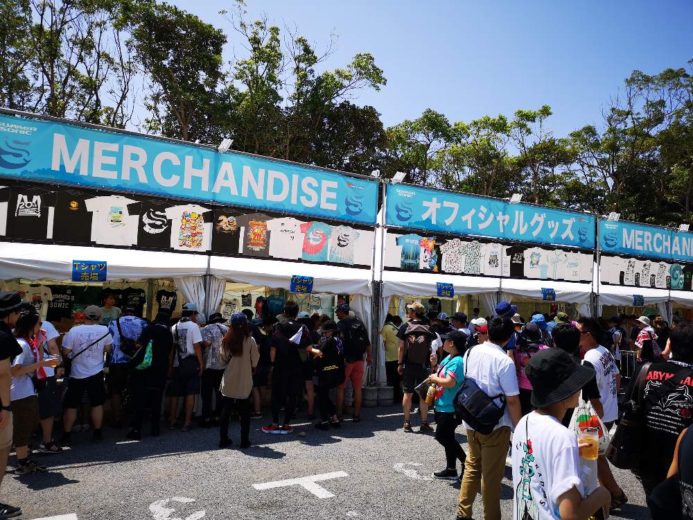 公式グッズ売り場。