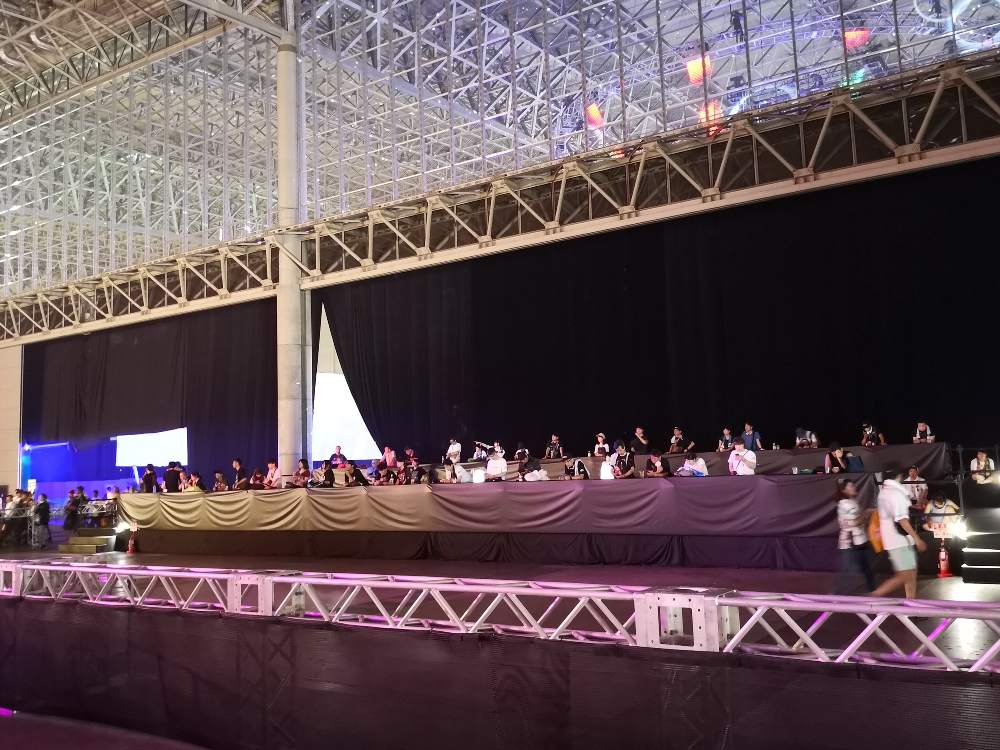 マウンテンステージが見えるプラチナエリア。