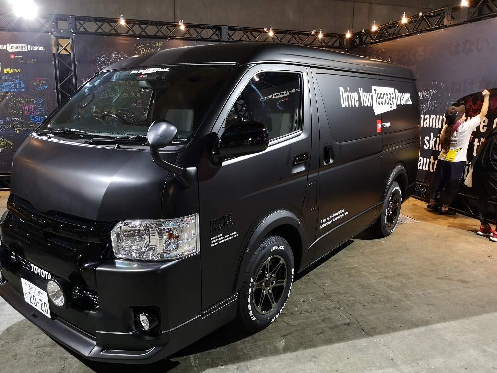 トヨタのハイエース。ナンバープレートが2020になっています。