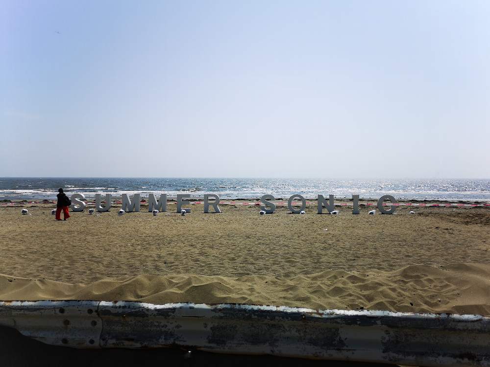 ハリウッドサインのようなサマーソニックの文字。