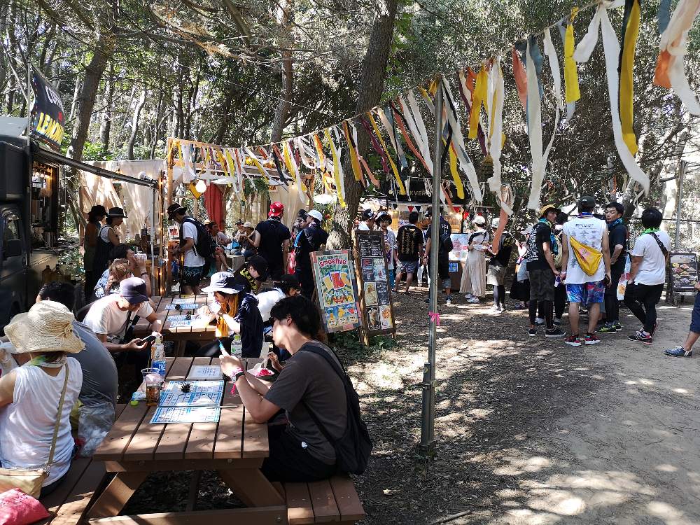 通路の途中に店があります。